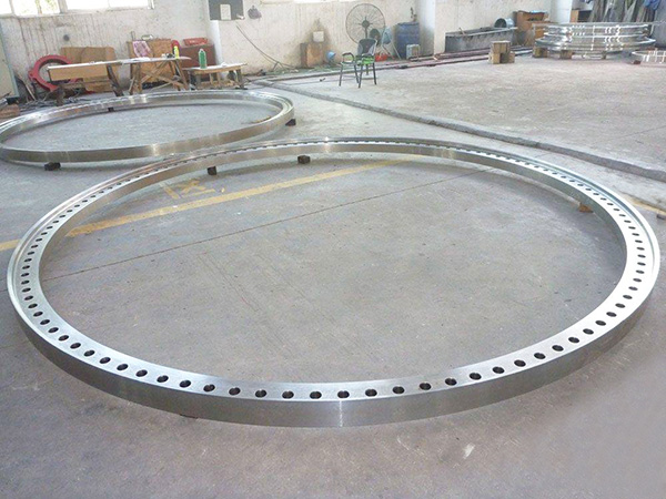 Can large diameter flanges be customized?